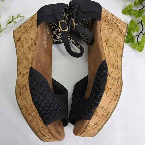 Toms Women's Crochet Overlay Cork Wedge Sandals Ankle Strap Size W 7.5 - Picture 4 of 9